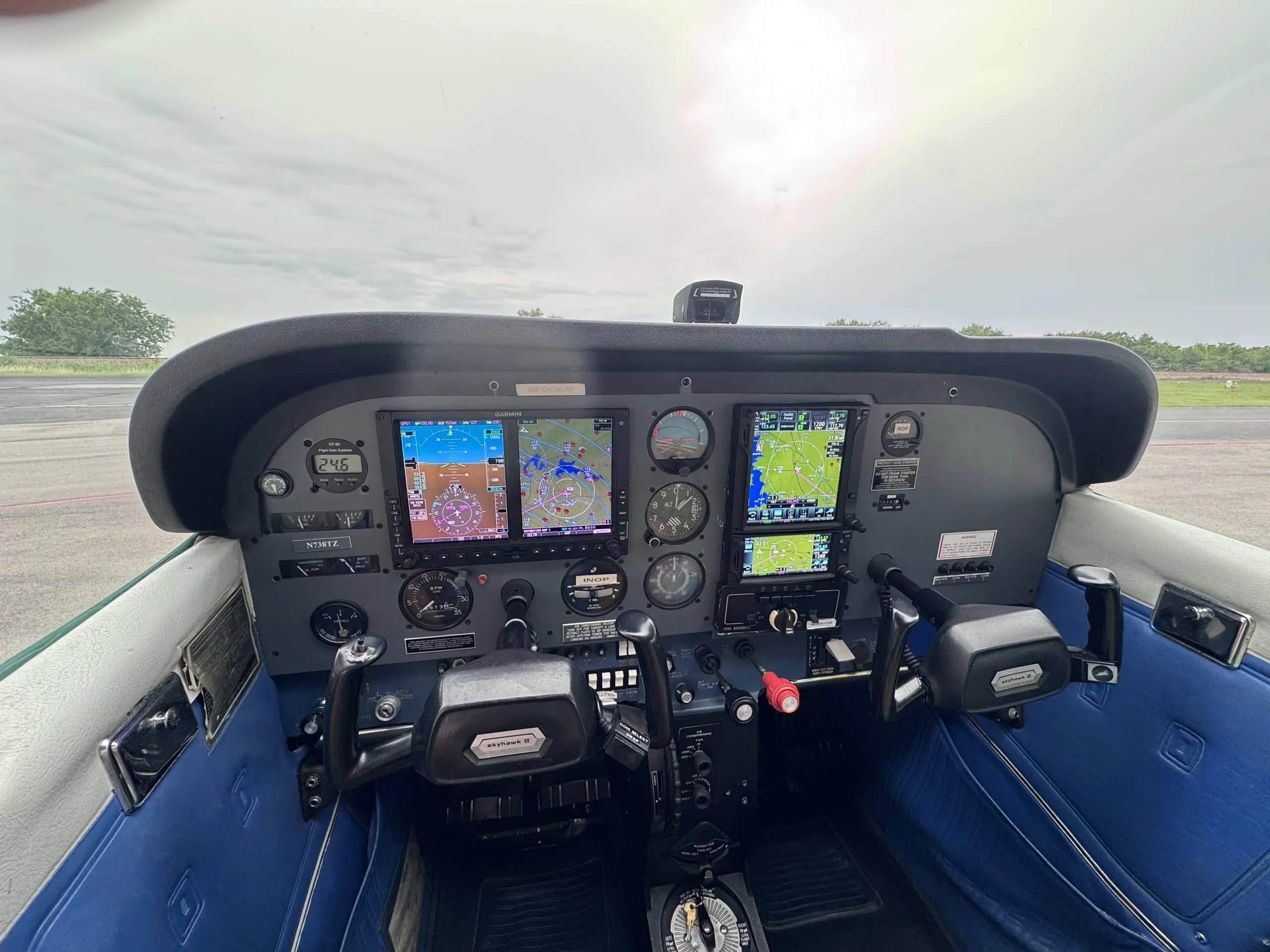Pilot Rise Cessna 172 N738TZ cockpit detail