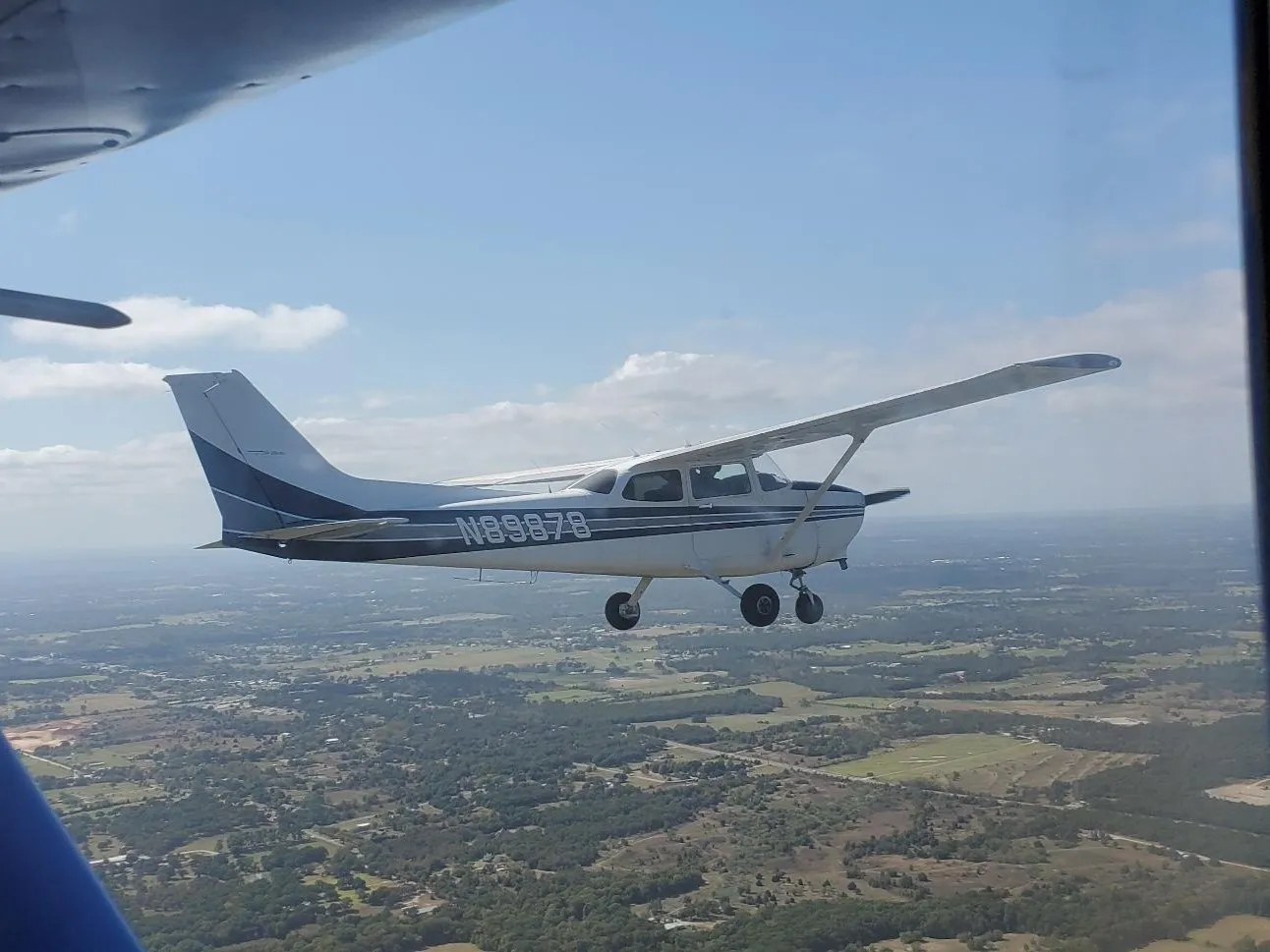 Pilot Rise Cessna 172P N89878 flying