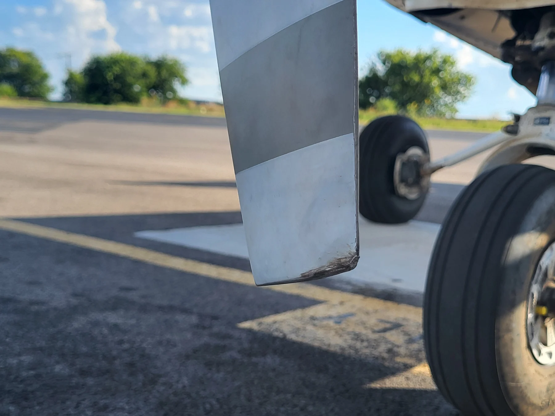 Aircraft propeller damaged in a ground strike