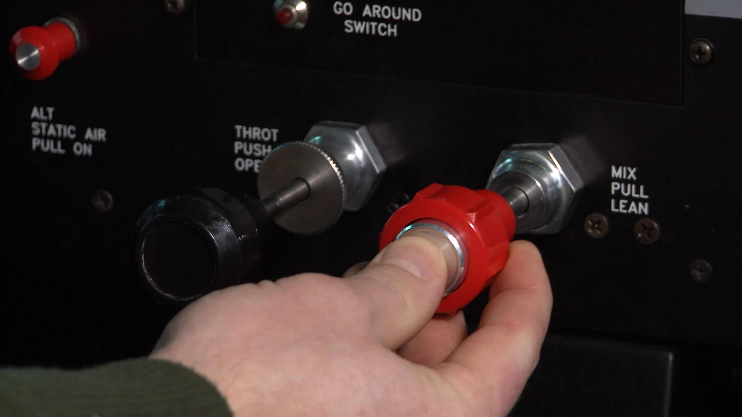 Aircraft mixture control in a Cessna cockpit