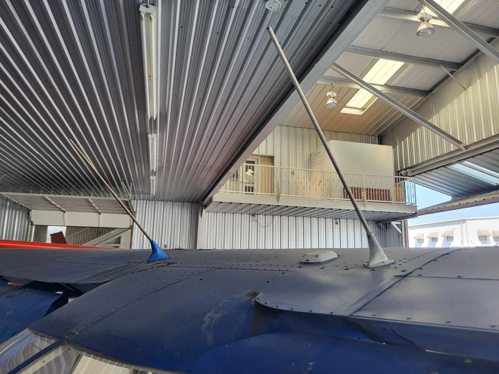 Aircraft communication antennas