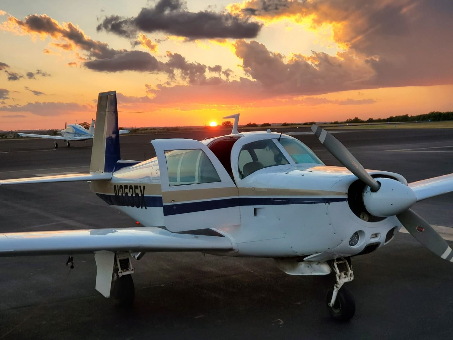 Additional exterior view of Mooney N3535X